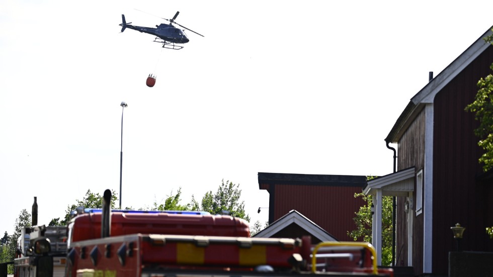 Vattenbombande helikoptrar används i släckningsarbetet av en omfattande skogsbrand i Mönsterås.