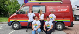 Pridebuss på turné genom kommunen • "Vi vill svara på frågor och sprida glädje" 