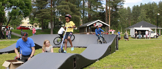 Nya cykel- och skatebanan livar upp i Lomtjärnsparken: "Riktigt häftig"