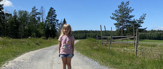 Sexåringen får gå nära två kilometer till skolbussen