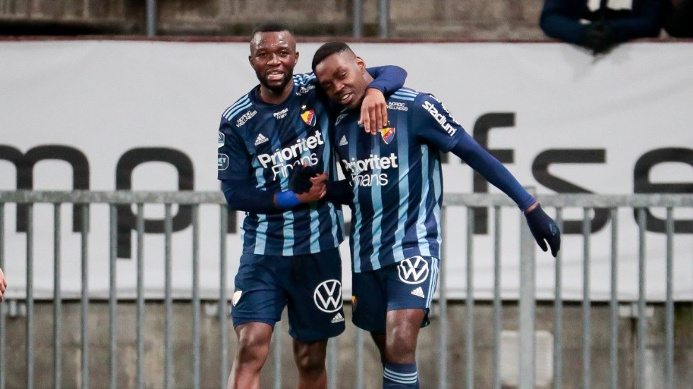 Emmanuel Banda och Joel Asoro firar 1–0-målet mot Örebro.