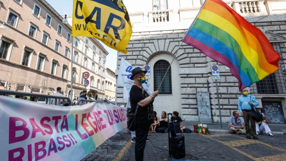 Hbtq-aktivister demonstrerar för lagförslaget utanför senaten i Rom i juli. Arkivbild.