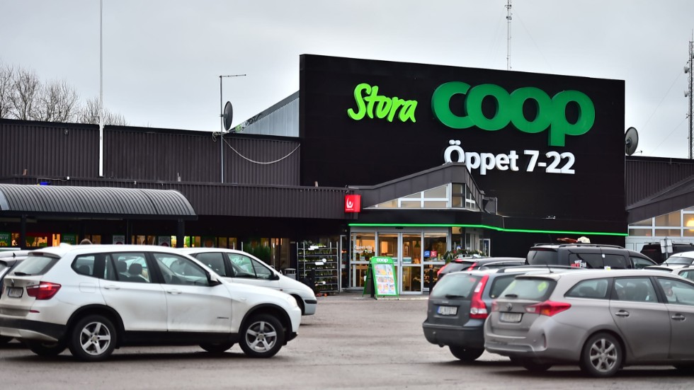 Signaturen "Konsument" tycker att det dags att göra om Stora Coop till en butik för endast e-handel. 