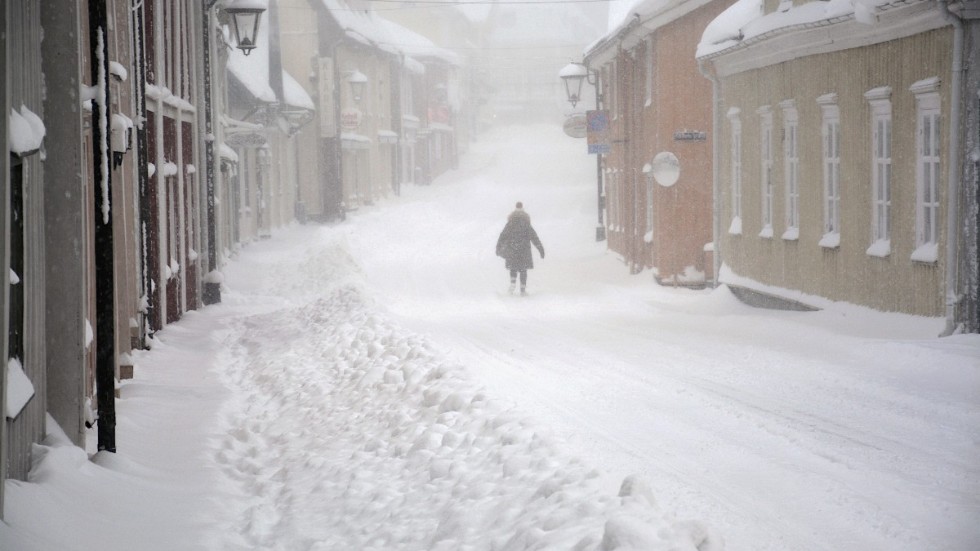  Kommunerna får en aktiv roll när det nya varningssystemet införs och ska rapportera vilka konsekvenser ett förväntat väder kan ge lokalt. Bilden är från ett snöoväder i Vimmerby i februari 2018.  