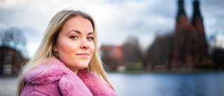 Robinette, 23, från Eskilstuna skriver egna låtar baserade på sitt liv: "Fått höra så mycket fina grejer"