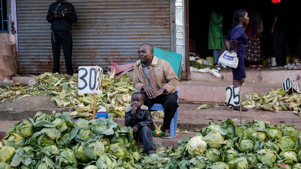 En bonde i Nairobi säljer kål på gatan efter att regeringen stängt marknadsplatsen i slumområdet där han brukade bedriva sin försäljning, för att begränsa spridning av covid. Pandemin har slagit hårt mot matförsörjningen i utvecklingsländer.