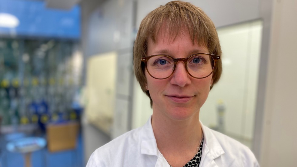 Jenny Åberg analyserar beslagen vid Tullverkets laboratorium.