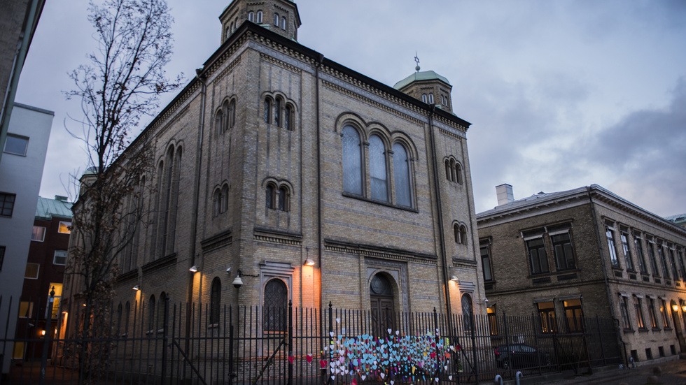Människor har skrivit meddelande på pappershjärtan och fäst på grindarna till synagogan i Göteborg efter en brandattack mot församlingens lokaler 2017. Arkivbild.