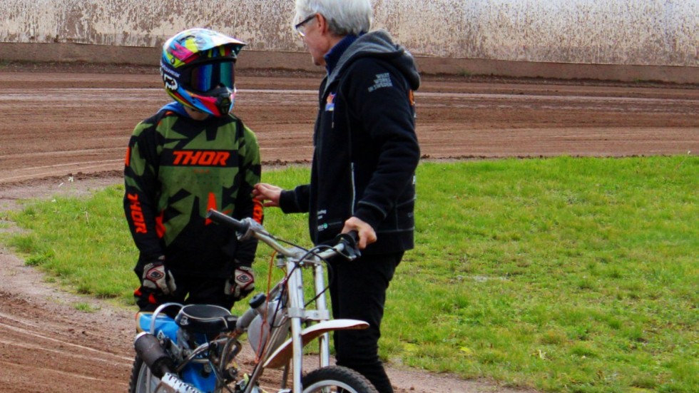 Dackarnas Tommy Johansson berömmer tioåriga William Andersson teknik på speedwaycykeln, och ger honom några tips för framtiden.