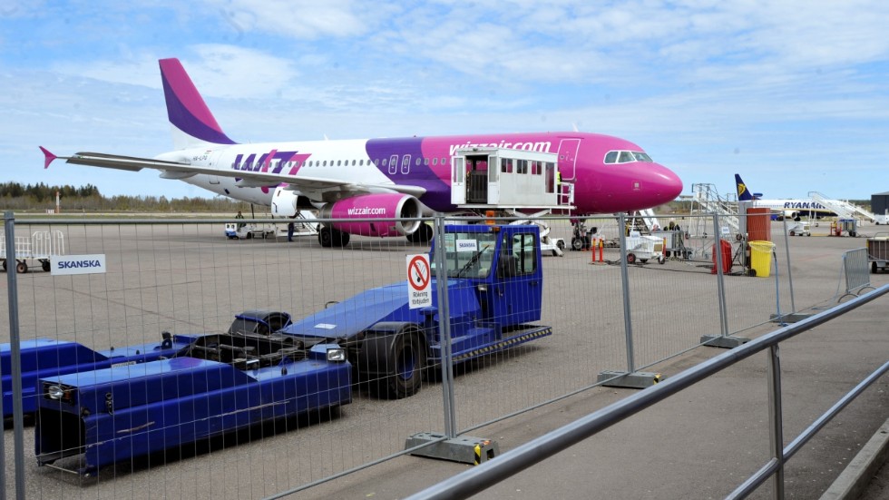 Wizz Air låter flyktingar från Ukraina flyga gratis med flygbolaget. Erbjudandet gäller flyg från Ukrainas grannländer till bland annat Skavsta.
