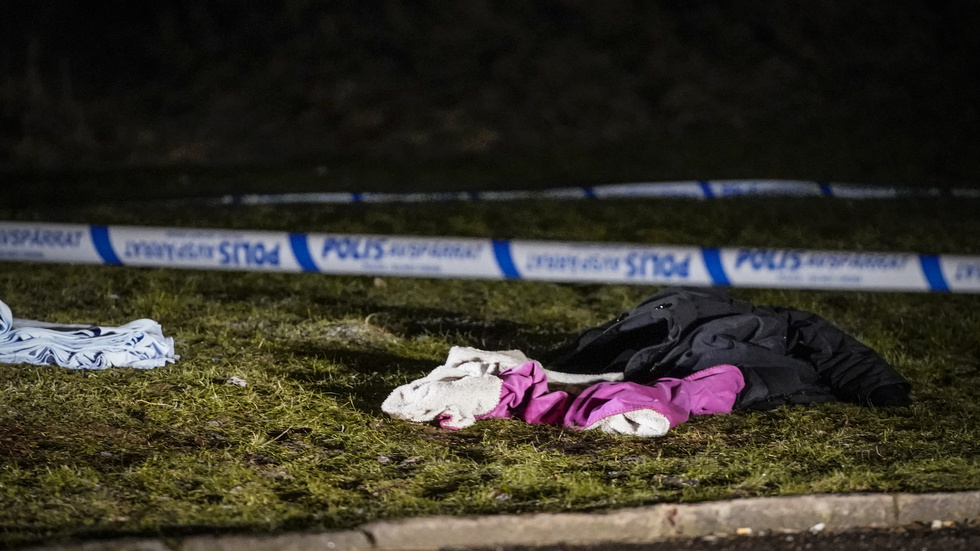 Kläder på marken vid en polisavspärrning efter en skottlossning i Göteborg i januari. Det är en allt mer ovanlig syn. Gängvåldet minskar i Sverige. I Göteborg har ingen dödats i dessa uppgörelser på ett år.