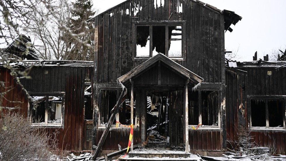 En äldre kvinna omkom när hennes hus på en ort utanför Nässjö brann ner en kväll i februari. Nu inleds rättegången mot en 16-årig pojke som åtalats för mord och mordbrand, och mot hans kamrater som åtalats för att inte ha slagit larm.