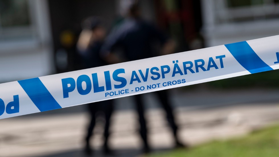 Polisen har inlett en mordundersökning efter att en död person hittats i vattnet i Hörby, uppger polisen.
