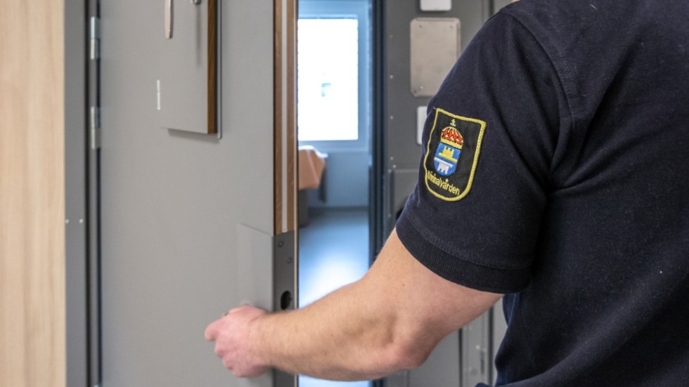 Kriminalvårdare öppnar en celldörr på häktet i Östersund. Arkivbild.
