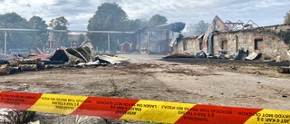 Stor förödelse efter jättebranden på Sävstaholms gård – fyra byggnader totalförstörda