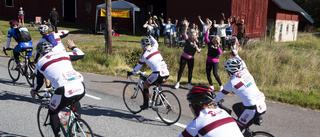 Feststämning i "Dalbyporten" när cyklisterna passerade