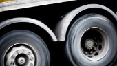 Stillastående lastbil på E4 – läcker diesel