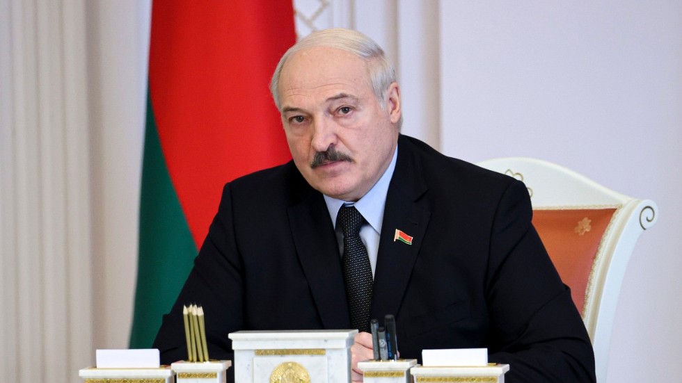Belarus diktator Aleksandr Lukasjenko höll en tyst minut vid ett regeringsmöte på fredagen.