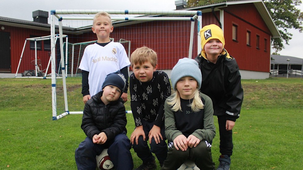 "Fotboll är kul, särskilt att dribbla och skjuta hårda skott", sa syskonen Tage, Eje och Sixten Lövqvist Dehlin samt Olle Johansson och Kasper Lövgren, som förstås roade sig med fotbollar.