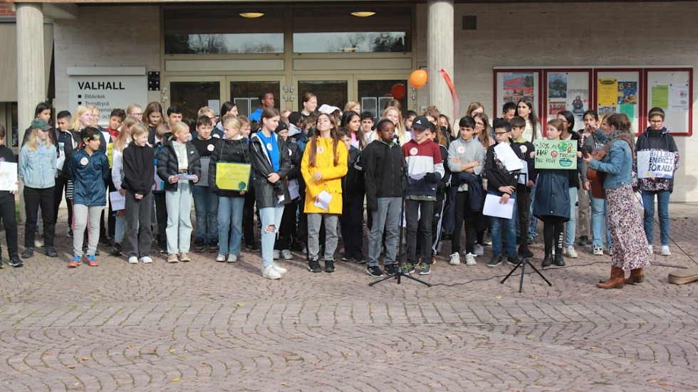 Eleverna i årskurs sex på Lindblomskolan bjöd på sång på fredagen, som avslutning på sitt arbete med Världens Barn. 
