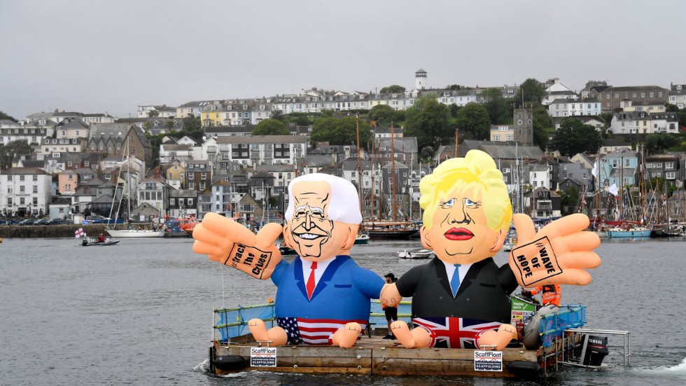 Två ballongfigurer föreställandes USA:s president Joe Biden och Storbritanniens premiärminister Boris Johnson flyter förbi brittiska Cornwall där G7-mötet i dagarna hålls.