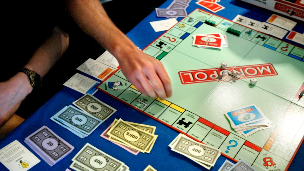 Spelet Monopol har en del likheter med den verklighet som skapar ekonomisk ojämlikhet, menar skribenten, som uppmanar beslutsfattare att våga arbeta för att komma bort från "klipparekonomin".
