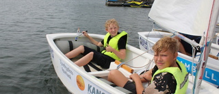 Barn får sjövana på seglarskola i Loftahammar • "Asroligt att lära sig segla"