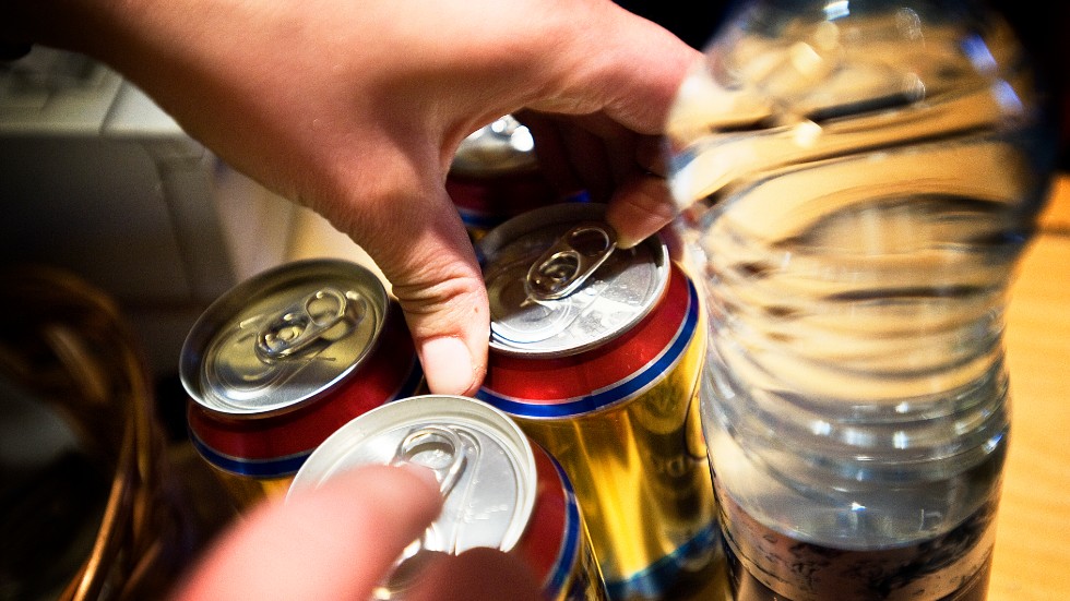 Tre ungdomar misstänktes för ringa stöld efter att de plockat med sig öl utan att betala.