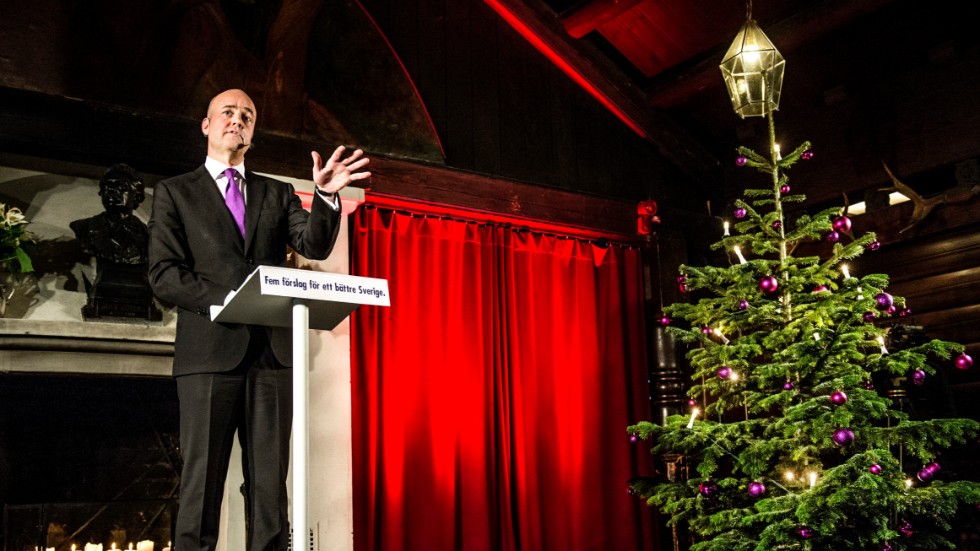 Statsminister Reinfeldt ägnade sitt jultal i december 2013 åt den växande gängkriminaliteten. Kritikerna menade att han istället borde ha pratat om kriget i Syrien och om hotet från nazister. 