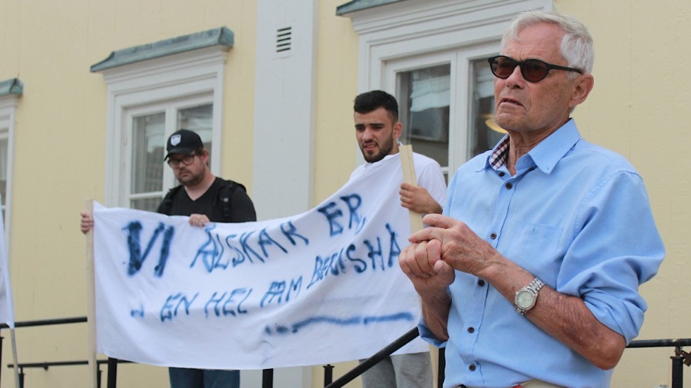 Familjen Berishas kontaktombud Lennart Nilsson tackade alla som deltog i den tysta manifestationen vid rådhuset. "Mitt hjärta är fullt av sorg ", sa han i sitt tal och tackade alla som kommit för att visa sitt stöd till familjen.
