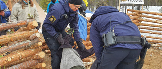 Miljöaktivist avvisades av polisen • Sveaskog uppger att man avverkat färdigt – för flera dagar sedan