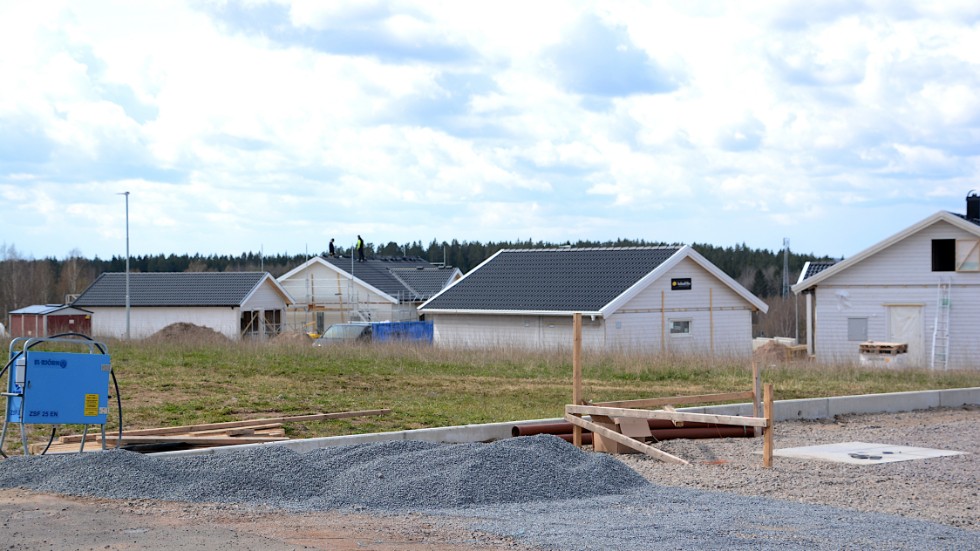 En omfattande bostadsboom pågår, inte minst i Vimmerby där nya villor byggs, som här i Nosshult. Samtidigt har priset på trävaror drivits upp till rekordnivå och riskera att slå mot byggbranschen.