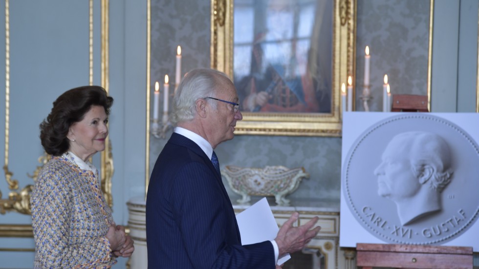Riksdagen och regeringen uppmärksammade kungens 75-årsdag med en porträttmedaljong i gips av konungen som ska hänga i riksdagshuset.