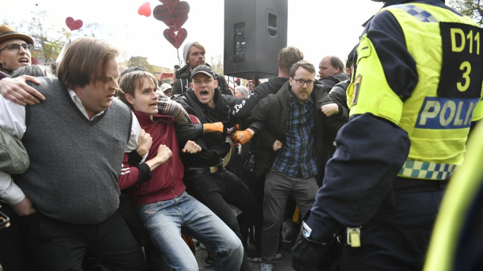 Polisen upplöste demonstrationer mot coronarestriktioner i Stockholm.