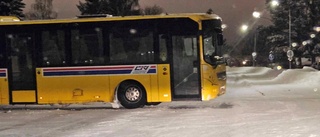 Buss körde fast i Boden – blockerade väg i timmar