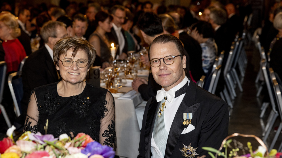 Nobelpristagaren i medicin Katalin Karikó satt bredvid prins Daniel under Nobelbanketten i Stadshuset.