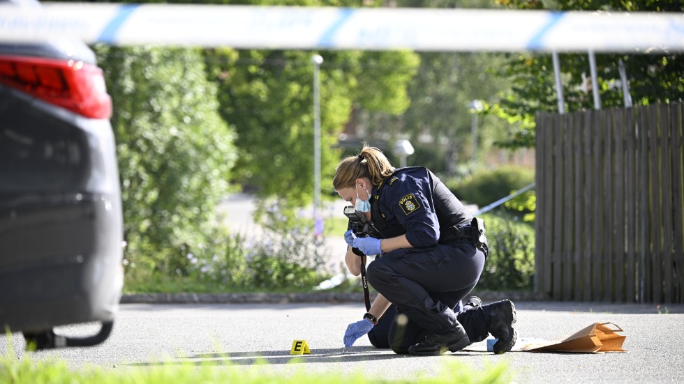 Polisen misstänker att en pojke utsatts för ett mordförsök utanför en skola i centrala Hässleholm.