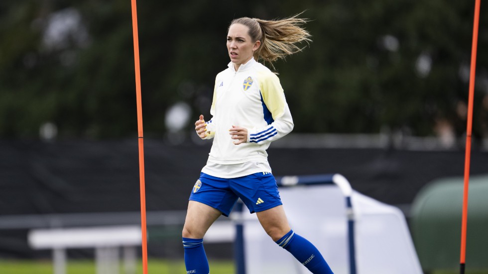 Elin Rubensson har varit en av Sveriges bästa spelare i fotbolls-VM. Inför lördagens bronsmatch mot Australien medger hon att turneringen fått henne att bli sugen på ett utlandsäventyr.