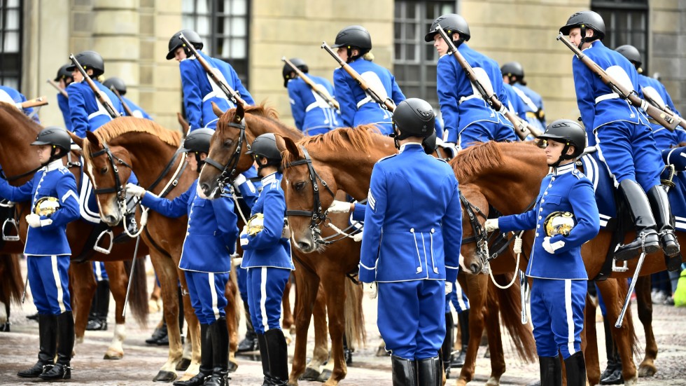 Avsittning för ryttarna som ridit till Stockholms slott. Hästhämtarna möter upp på yttre borggården och överlämnar den traditionella pickelhuvan.