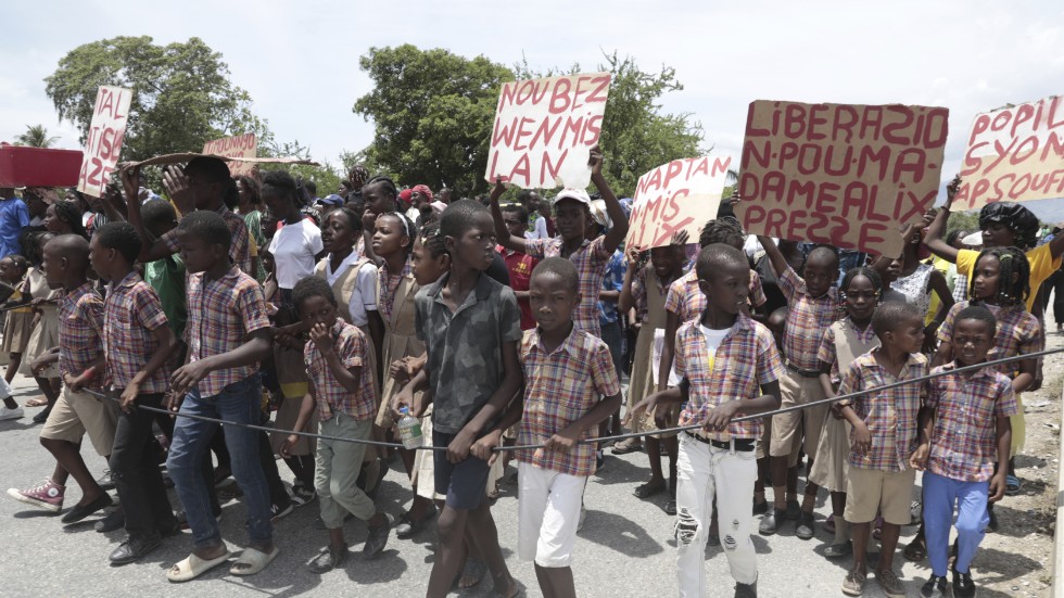 Skolelever i Port-au-Prince demonstrerade i torsdags med krav på att en en kidnappad sjuksköterska och hennes dotter ska släppas fria.