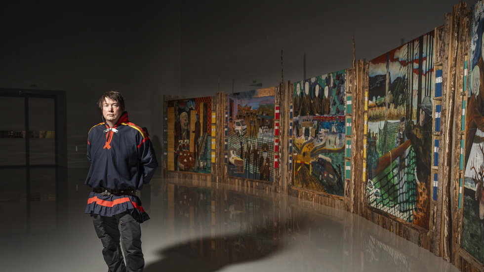 Konstnären Anders Sunnas verk "Sápmis olagliga andar" visas nu för första gången i Sverige sedan premiärvisningen på Venedigbiennalen 2022. Utställningen på Moderna Museet i Malmö kan ses 28 oktober–28 januari.