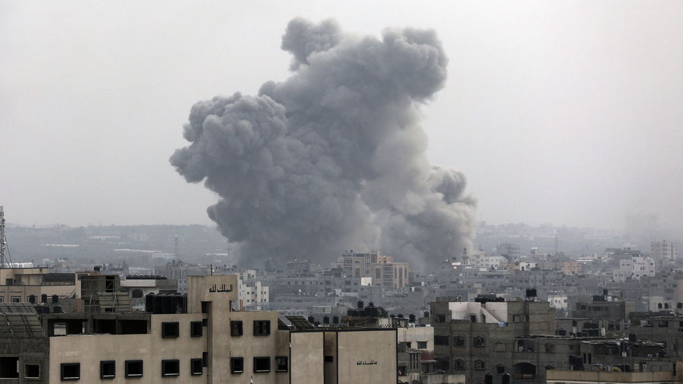 Rök stiger mot himlen efter en israelisk attack mot Gaza på söndagen.