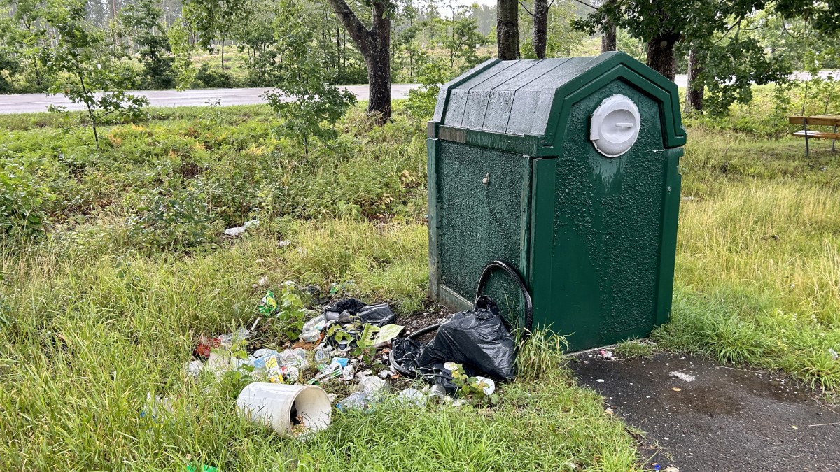 Skräp dumpat vid rastplats för andra gången på kort tid