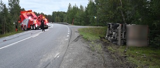Lastbil körde i diket i Örviken – hindrade trafiken