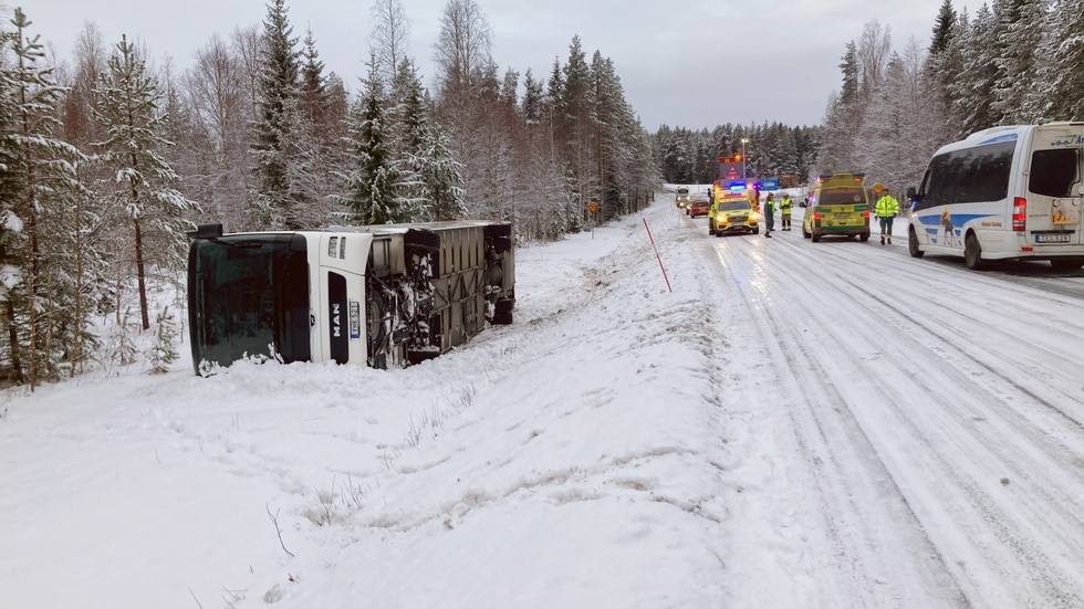 Bussolyckan i Norsjö, där bälten hjälpte de inblandade. Skribenterna tycker inte att bussar borde gå att köra om inte passagerarna är bältade.