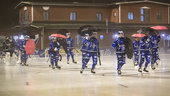 Skarpa protesten: spelarna gjorde entré på isen – med paraplyer