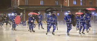 Skarpa protesten: spelarna gjorde entré på isen – med paraplyer