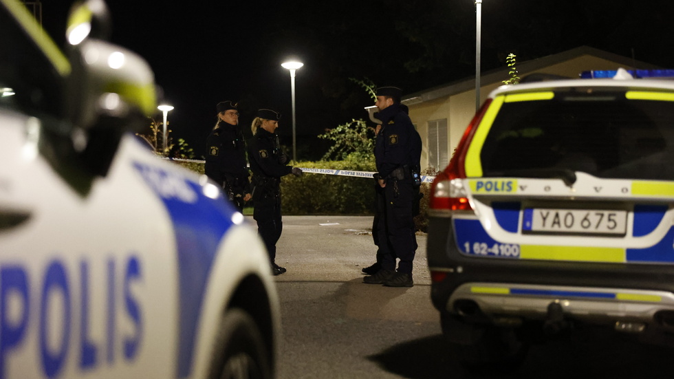 En ung man skottskadades i Karlskrona under lördagskvällen.