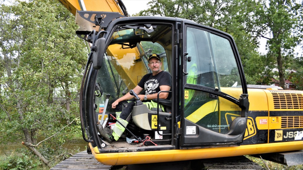 Ulf "Torparn" Karlsson är en erfaren grävmaskinist med vattengrävning som specialitet.