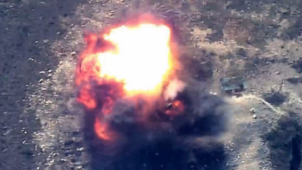 På bilden från försvarsdepartementet i Azerbajdzjan ses en explosion i vad landet hävdar är armeniska förband i Nagorno-Karabach.